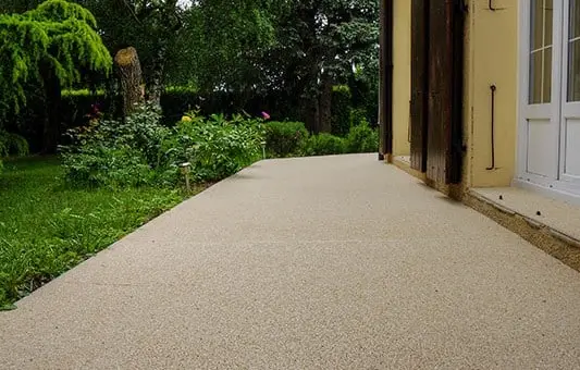 terrasse en résine en granulat de marbre