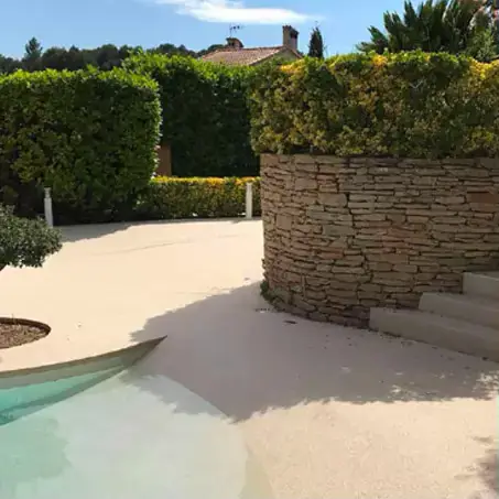 Le granulat comme solution pour rénover sa terrasse en résine, ça se passe à Aix en Provence !