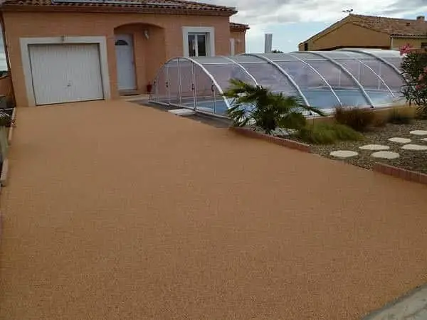 plage de piscine en résine